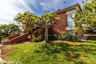 Xalet  Carrer john lennon de. Vivienda unifamiliar en castellarnau con gran parcela y posibili