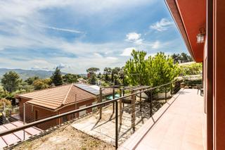 Casa  Calle romani. Casa de planta baja de 4 vientos en la urbanización de comabella