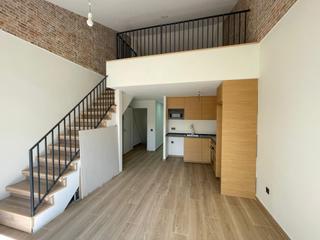 Zweistöckige Wohnung in Ca n'Aurell. Dúplex de dos habitaciones y buhardilla multifuncional y terraza