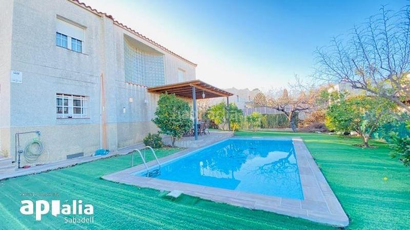 Foto 36ec66b9-3bf5-4c7a-9cec-50cec8a01165. Chalet con riscaldamento parcheggio piscina in Castellarnau Sabadell