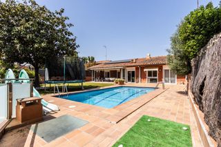 House in Sant Quirze Parc-Vallsuau-Castellet. Casa 4 habitaciones, todo en planta en sant quirze parc con pisc