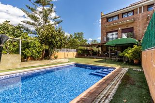Casa  De sant esteve. Exclusiva casa adosada cantonera con piscina y gran jardín priva