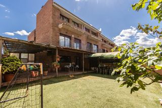 Semi detached house  De sant esteve. Exclusiva casa adosada cantonera con piscina y gran jardín priva