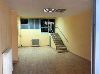 Lloguer Local Comercial a N/a. Local distribuido en varias oficinas, situado en el centro de la