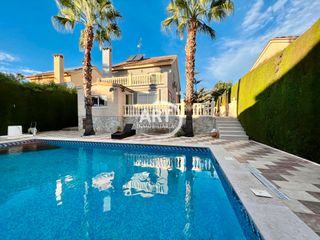 Chalet en El Carme-Sant Agust-Bonavista. Chalet con 5 habitaciones con parking, piscina, calefaccin y ai