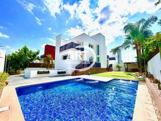 Casa en Gallipont. Moderno chalet independiente en la pobla de vallbona