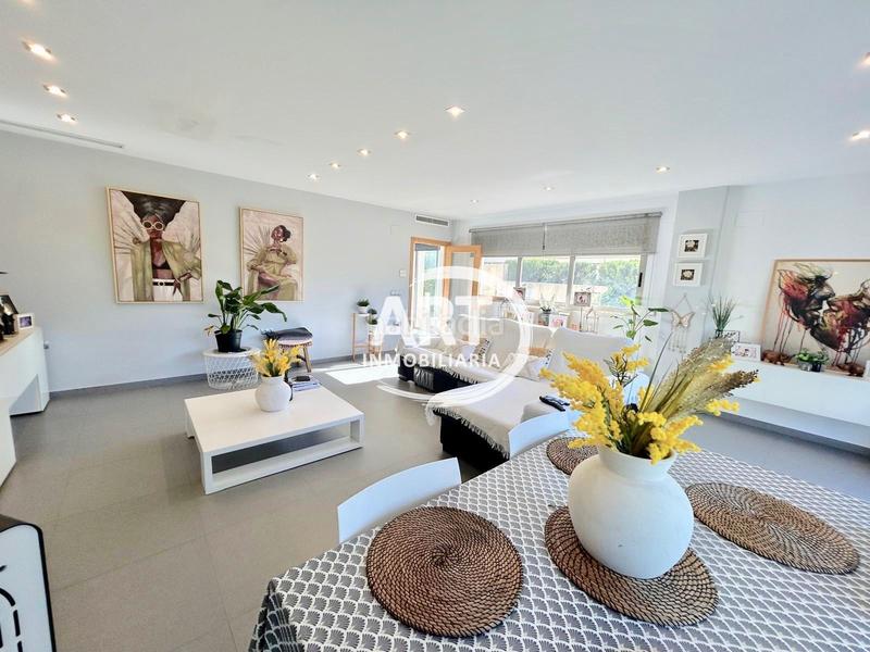 Foto 95d5547c-d2d4-4a82-97bd-a5ad0849ca95. Casa amb calefacció piscina a Urbanizaciones Llíria