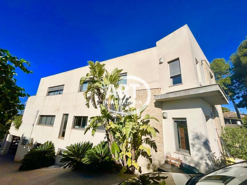 Foto be02a5c9-d37f-4465-bd40-226b11b104a8. Casa amb calefacció piscina a Urbanizaciones Llíria