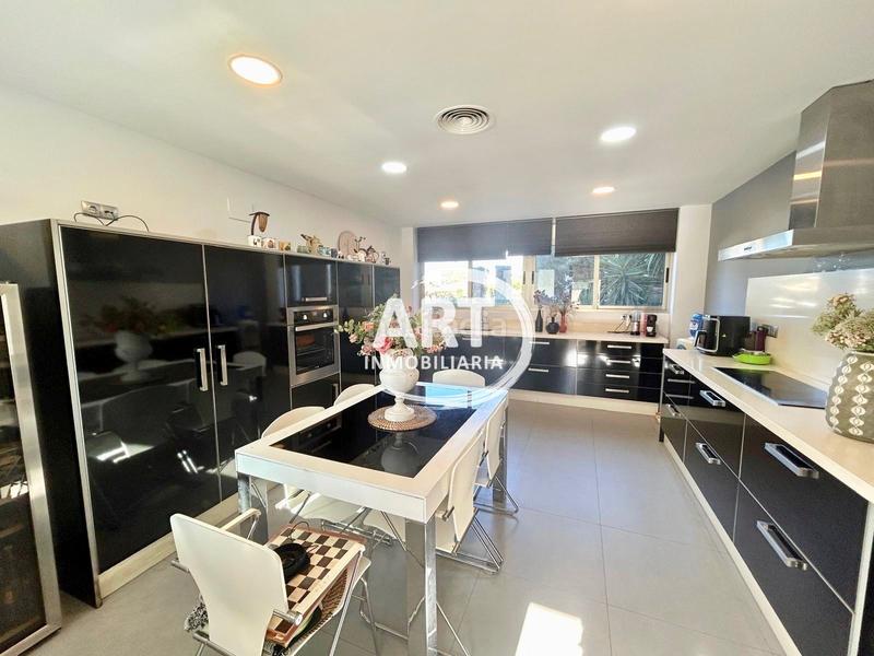 Foto e4e930c8-36bd-469c-9017-d4cfdaf5c7cd. Casa amb calefacció piscina a Urbanizaciones Llíria