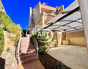 Haus  Italia. Pareado en riba roja de turia