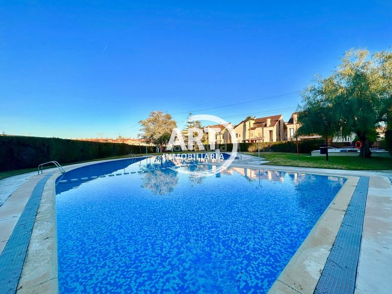 Foto ee4d1c2f-5f89-49fe-a38c-11298261e12e. Casa adossada amb calefacció aparcament piscina a Bétera