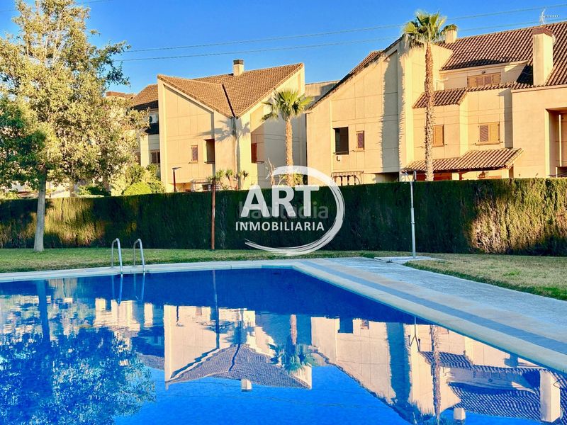 Foto f52b5129-09b0-421c-87d1-f38e8740bc9a. Casa adossada amb calefacció aparcament piscina a Bétera