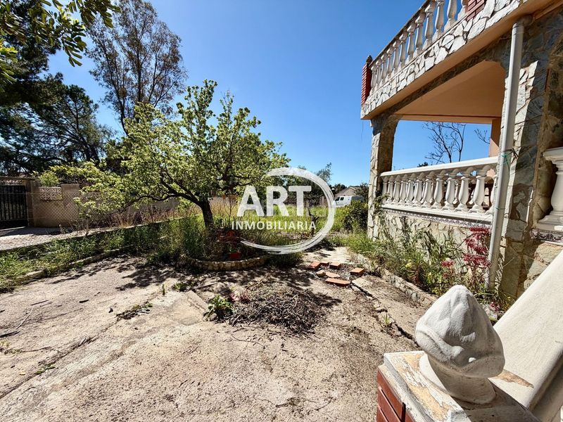 Foto 72e3c490-7a86-4e03-82a0-f202be39a8f3. Casa amb piscina a Parque de la Bombilla Llíria