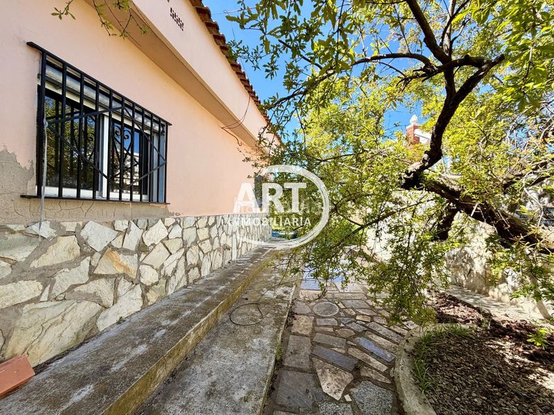 Foto 8c96a885-239c-450a-9ffc-3e998c0d692c. Casa amb piscina a Parque de la Bombilla Llíria