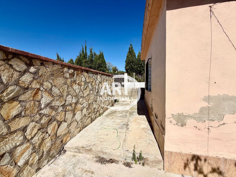 Foto c06ae6bd-2231-48fd-b2bc-13c624f6ecad. Casa amb piscina a Parque de la Bombilla Llíria