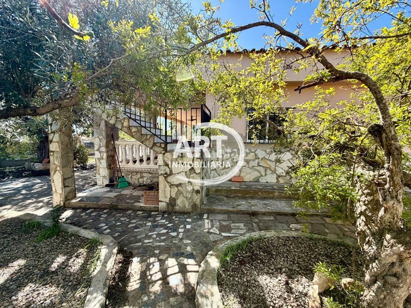 Foto d3e11983-3547-4d6e-8094-24fd56c80483. Casa amb piscina a Parque de la Bombilla Llíria