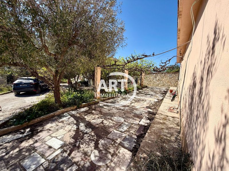 Foto f30627bb-b159-48c8-80e3-59d305e13761. Casa amb piscina a Parque de la Bombilla Llíria