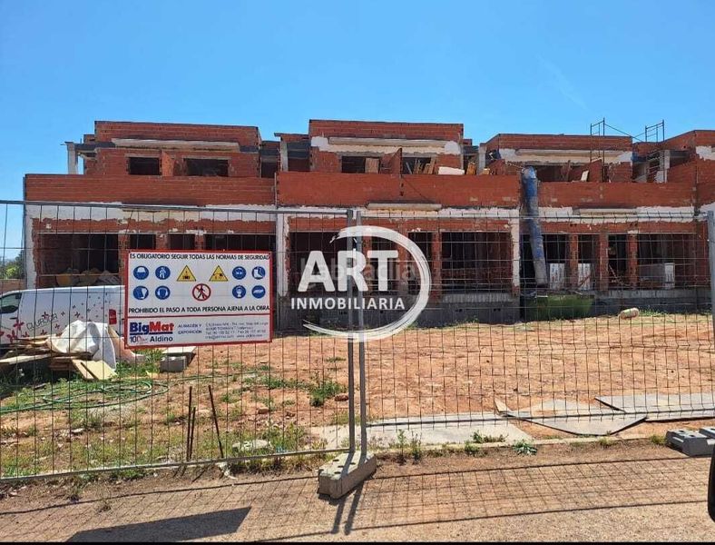 Foto bd005bdb-dc36-4b1c-86f5-823755c77045. Casa adossada a Serra