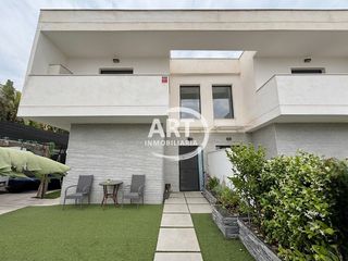 House  Estrella polar. Chalet pareado en venta en la pobla de vallbona