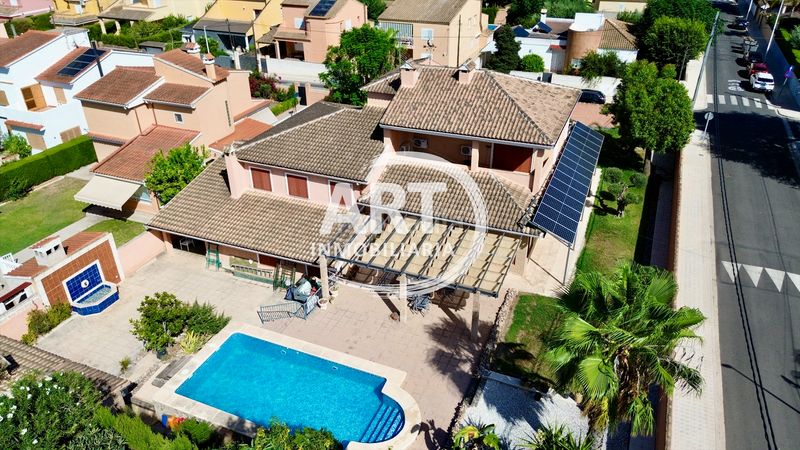 Foto 501c9a6d-e4fa-4922-9d3d-26e0109e0cd5. Casa amb calefacció aparcament piscina a Riba - roja de Túria