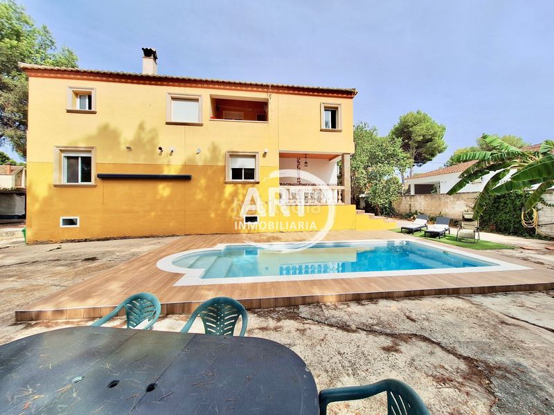 Foto d0d9d2d9-3473-4382-8252-80ab869e9e21. Casa amb piscina a Serra