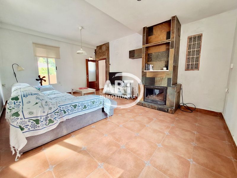 Foto f173dda2-40d8-4c3e-945b-f39dfc1a96f8. Casa amb piscina a Serra