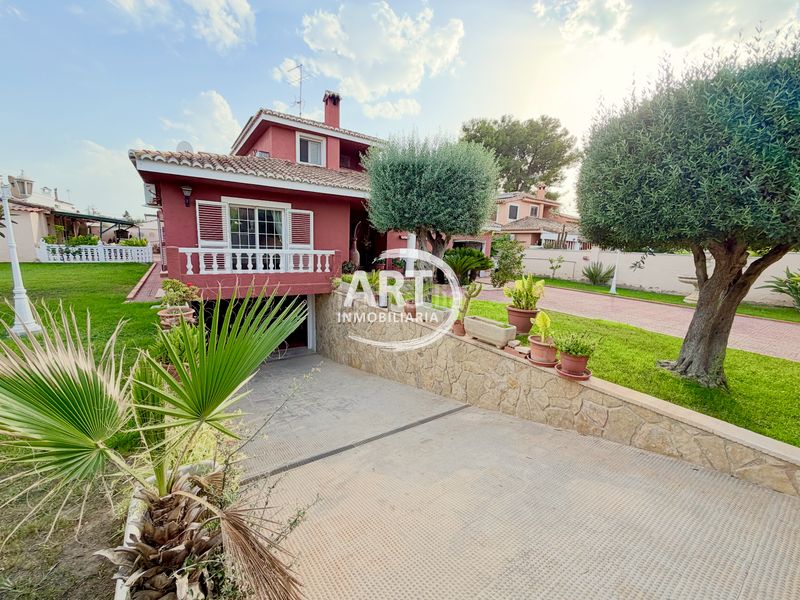 Foto 6f8a9695-b24f-4d75-8961-903ad004bfed. Casa amb calefacció aparcament piscina a Pueblo Eliana (l´)