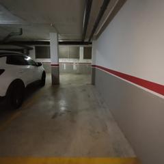 Autoparkplatz in Ocata. Plaza de aparcamiento en ocata