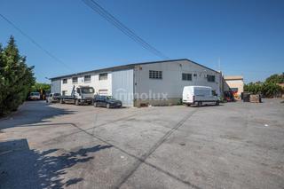 Nau industrial  Calle avutarda. Terreno para dos chalets en sol y luz con naves industriales