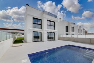 Xalet  Partida cotoveta. Villa independiente moderna con vistas al mar y piscina cerca de