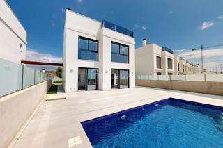 Chalet in Centro. Villa independiente moderna con piscina bonalba golf