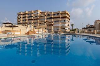 Piso en Los Arenales del Sol. Vivienda luminosa con terraza y piscina en arenales del sol