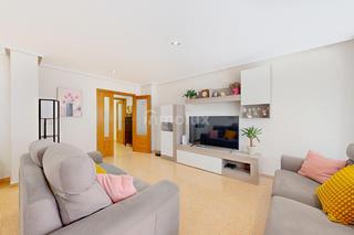 Flat in Olof palme 14. Luminosa vivienda con terrazaplaza de garaje y trastero