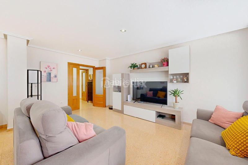 Foto ce294aab-be4c-4e32-b152-b6bc64d9b5af. Piso en olof palme 14 luminosa vivienda con terrazaplaza de garaje y trastero en Alicante