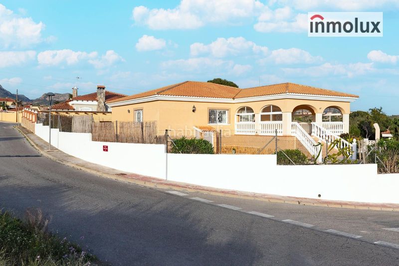 Foto f44e5883-eeb1-4e6e-80e3-df55ed3c9d17. Xalet amb aparcament piscina a Busot