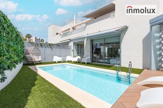 Miete Reihenhaus  Avenida pinto fernando soria. Adosado con piscina privada y gran terraza en alquiler  alicante