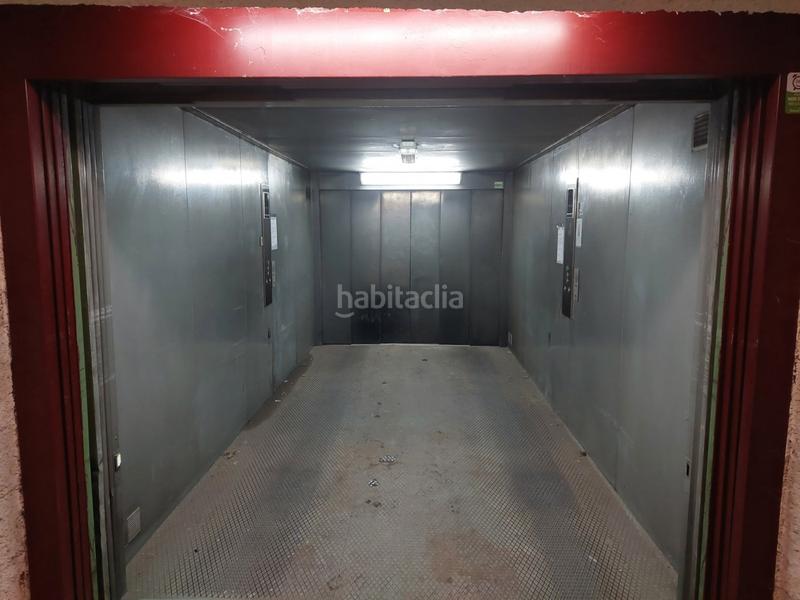 Foto b9636b69-a8c3-4b38-ab9c-957e57ae878c. Parking voiture dans Plaça Catalunya Manresa