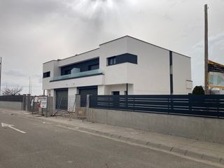 Semi detached house in Verge de montserrat. Promoción de casas pareadas de obra nueva, trato directo de prom