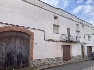 Casa a Avinguda catalunya 98. Gran casa familiar con dos navesalmacenes, uno en la parte later