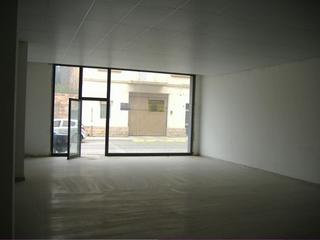 Local Comercial a Mollerussa. Magnifico local comercial a estrenar, situado en una zona de fác