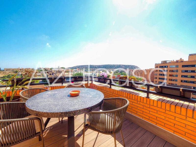 Foto 66faf2dd-fe18-4f20-8559-4c4b6c5d6e2c. Ático  de 3 dormitorios en gran vía en Garbinet - Parque de las Avenidas Alicante