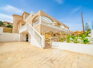 Casa aparellada  Calle calle torrevieja. Fantástico pareado todo reformado en venta de 3 dormitorios y 2