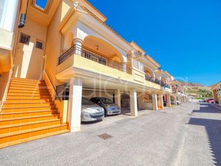 Casa adossada  Calle calle aigualera. Chalet adosado de 3 dormitorios y 2 ba�os con garaje y trastero