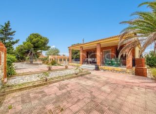 Xalet  Calle calle sierra de sanxo. Chalet urbano en venta de 6 dormitorios y 2 baños con parcela de