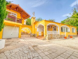 Xalet a Busot. Chalet con 2 viviendas independientes  barbacoa, 4 dormitorios y