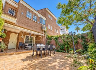 Reihenhaus  Calle olimpo. Adosado en venta de 4 plantas 4 dormitorios y 3 baños con garaje