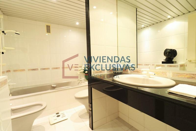 Foto a4f0f5d3-9c88-4a0c-81cf-70b928b71bc2. Ático  dúplex con 90m de terraza y 2 plazas de pk en calle mallorca en Barcelona