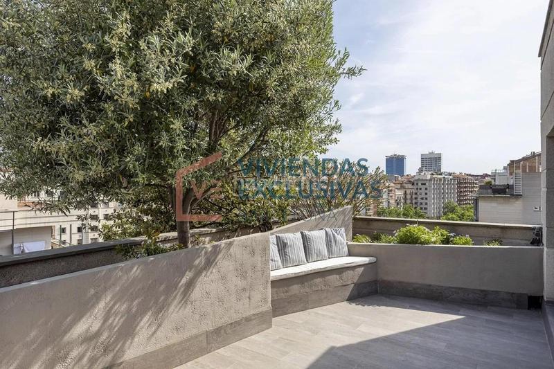 Foto ae1c8bd9-7fe0-46f1-84ff-67e5927fb299. Ático  dúplex con 90m de terraza y 2 plazas de pk en calle mallorca en Barcelona