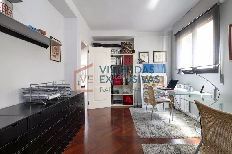 Foto cb11b821-c658-450e-90bc-64bd1dd6e54f. Ático  dúplex con 90m de terraza y 2 plazas de pk en calle mallorca en Barcelona