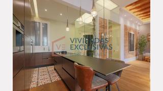 Piso en Ronda de la universitat. Planta principal de lujo en eixample con balcones sobre calle